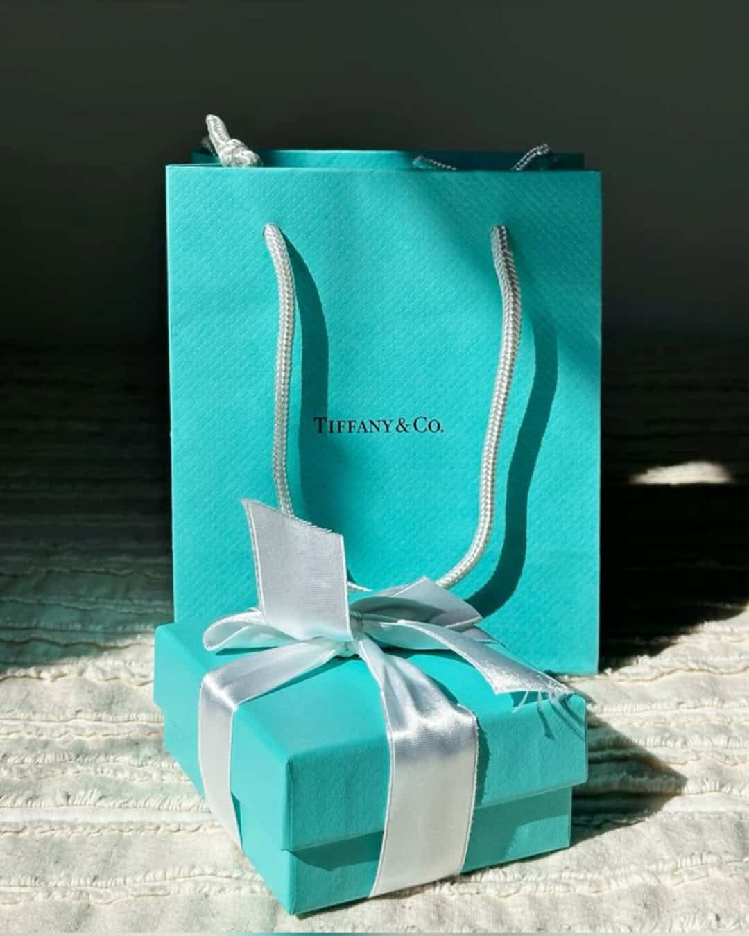 Blauw tasje en doosje van Tiffany's voor something blue op je bruiloft. Voor de traditie iets ouds, geleends, blauws.