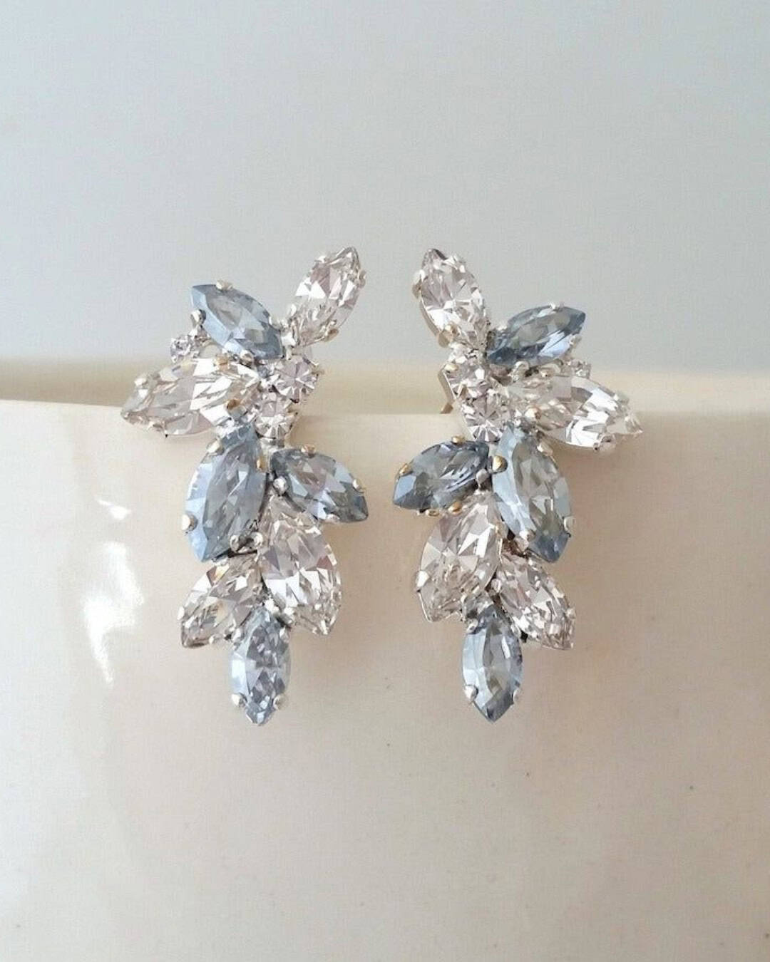 Blauwe diamanten bruidsoorbellen voor iets ouds, geleends, blauws voor de bruid op haar bruiloft. 