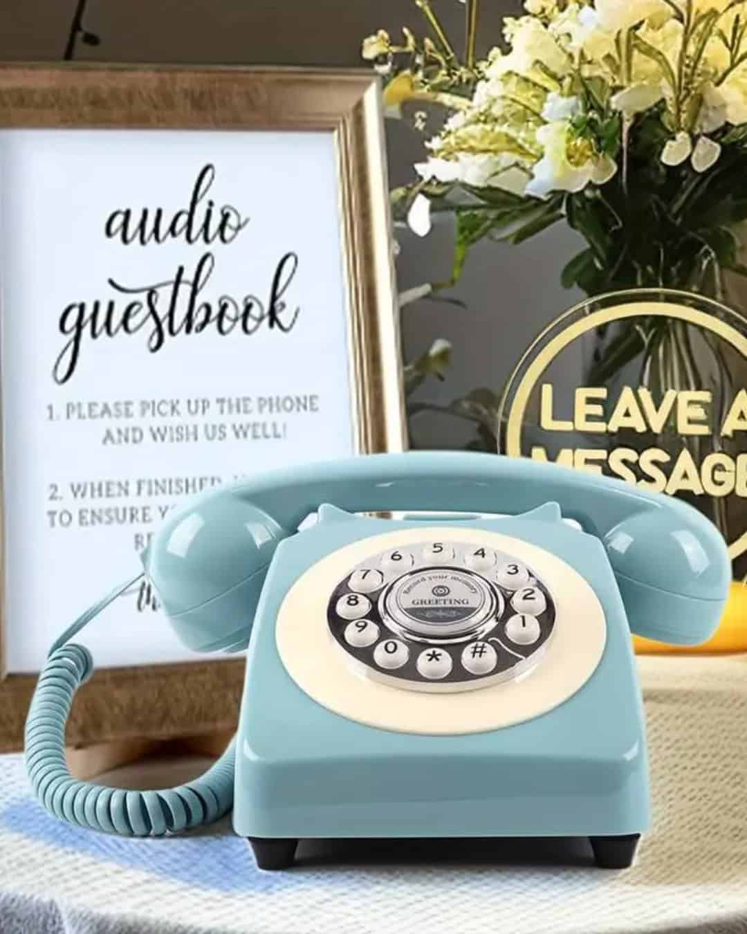 Blauwe telefoon die dient voor audio gastenboek. 
