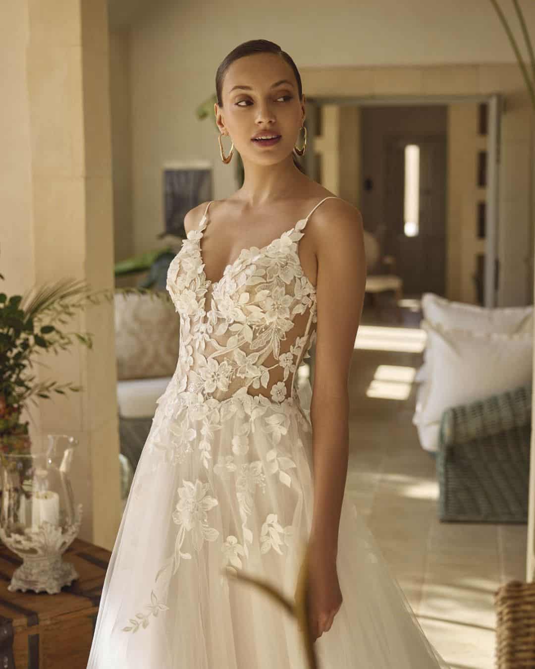 Casual trouwjurk met bloemen kant en v-hals gemaakt van tule