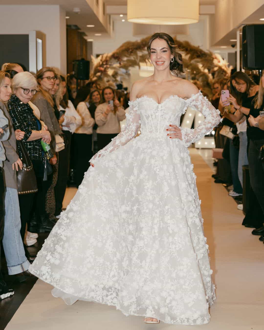 Model met kanten a lijn rouwjurk met 3D bloemen