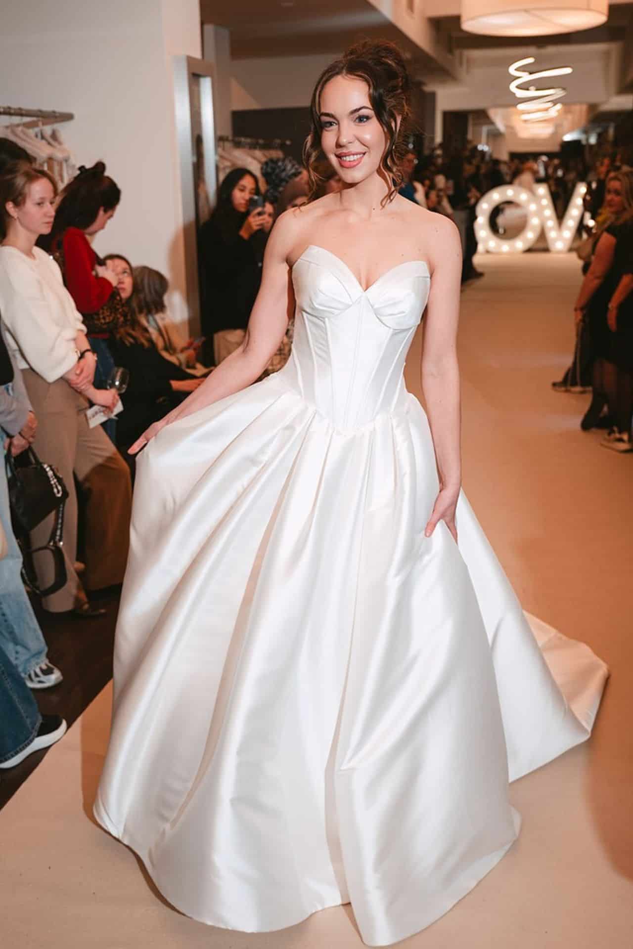 Model in satijnen simpele trouwjurk op Weddings show, met baljurk silhouet
