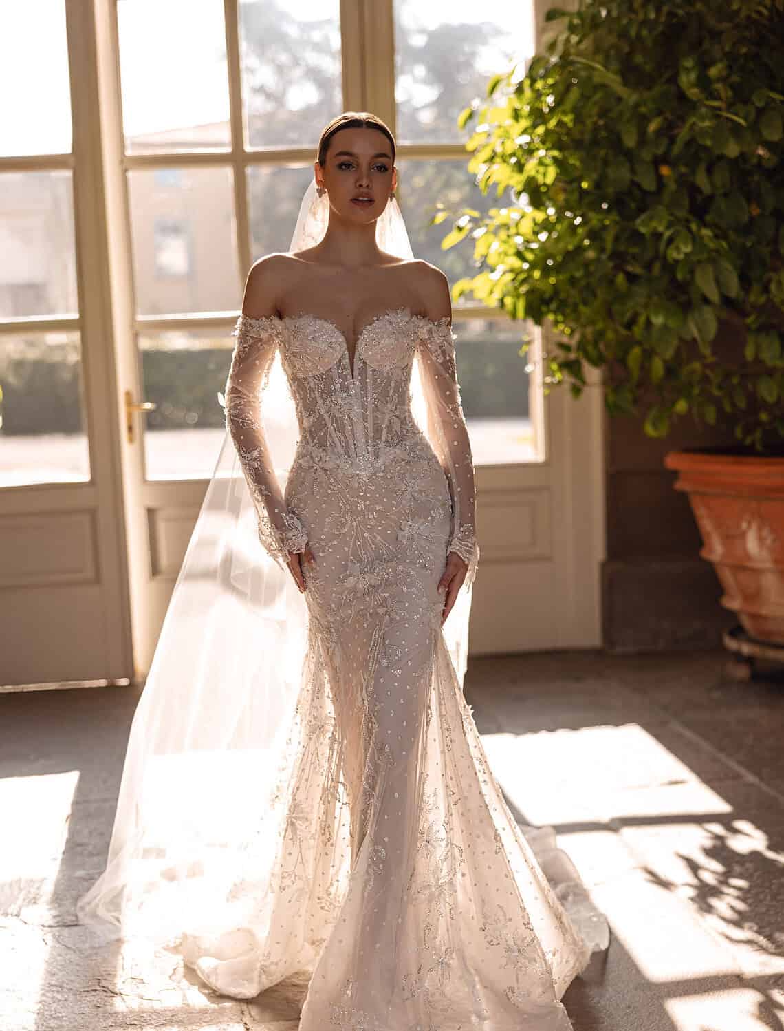 Moderne fit & flare trouwjurk van Ricca Sposa collectie bij Weddings