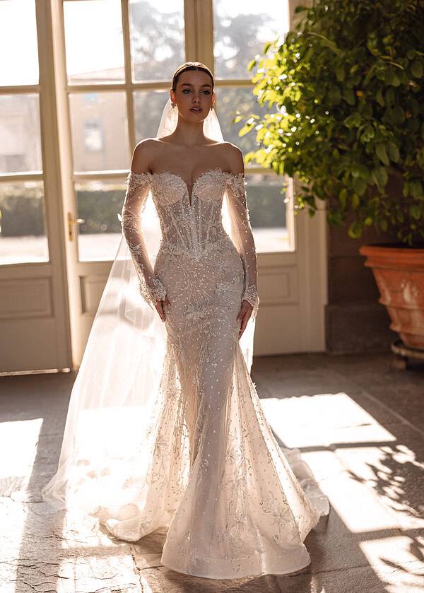 Moderne fit & flare trouwjurk van Ricca Sposa collectie bij Weddings