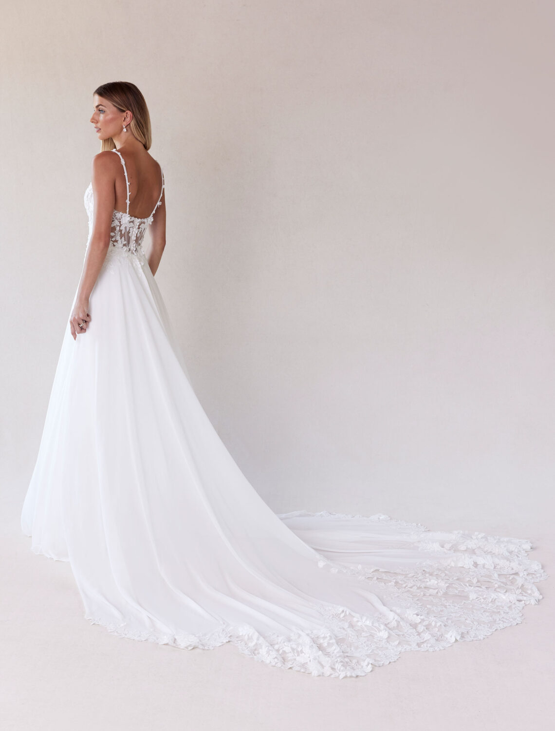 Trouwjurk 2730 van Morilee kopen bij Weddings 5