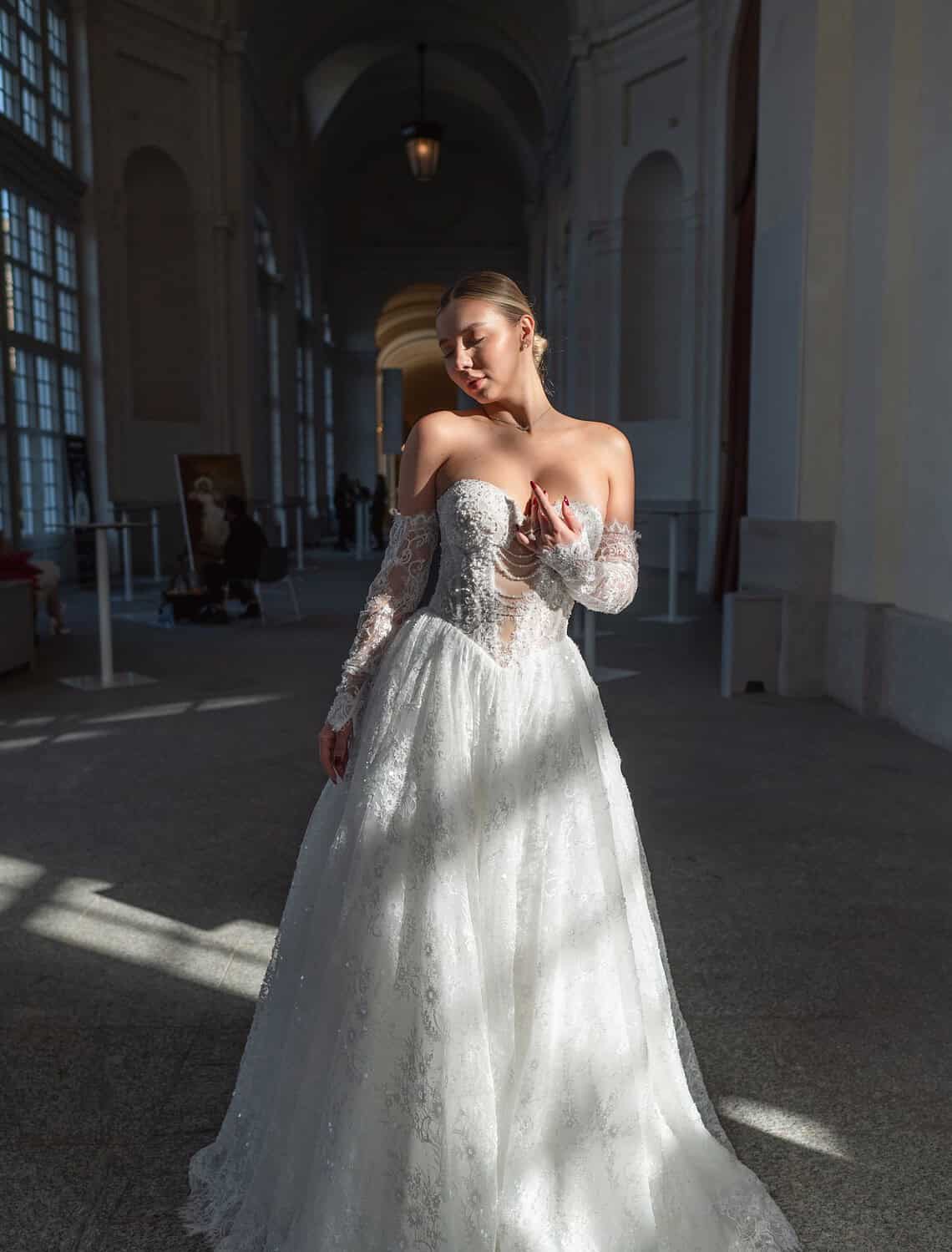 Trouwjurk 2736A van Queen kopen bij Weddings 3