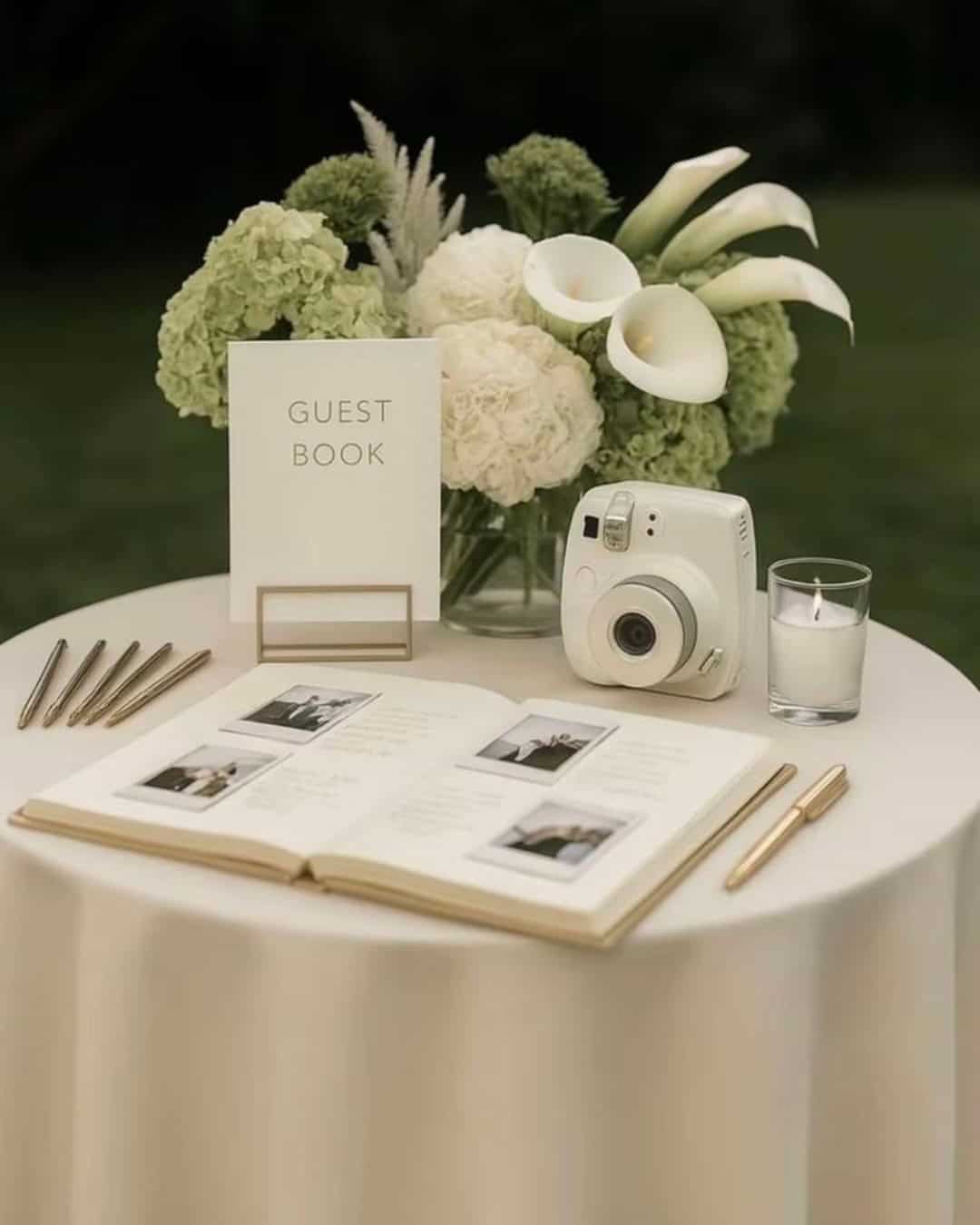 Bruiloft inspiratie minimalistic chic wedding foto moment memory corner polaroid camera