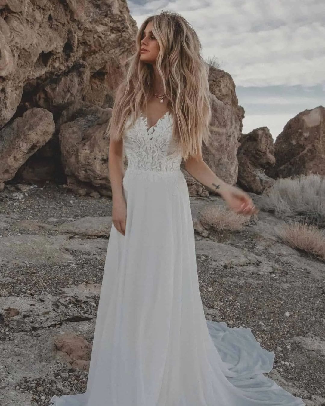 strand trouwjurk met luchtige rok en kanten top
