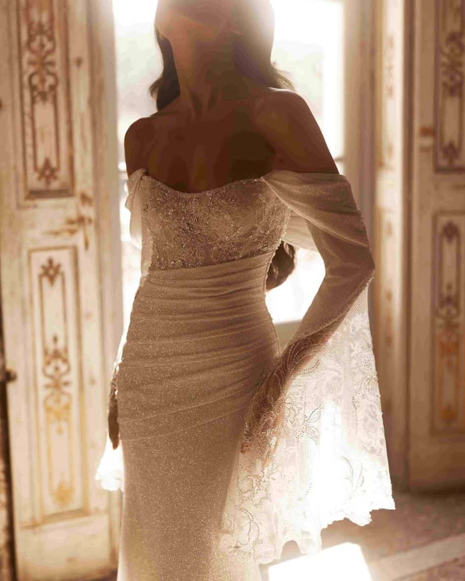 goedkope trouwjurk fit and flare model met kanten mouwen en glitter