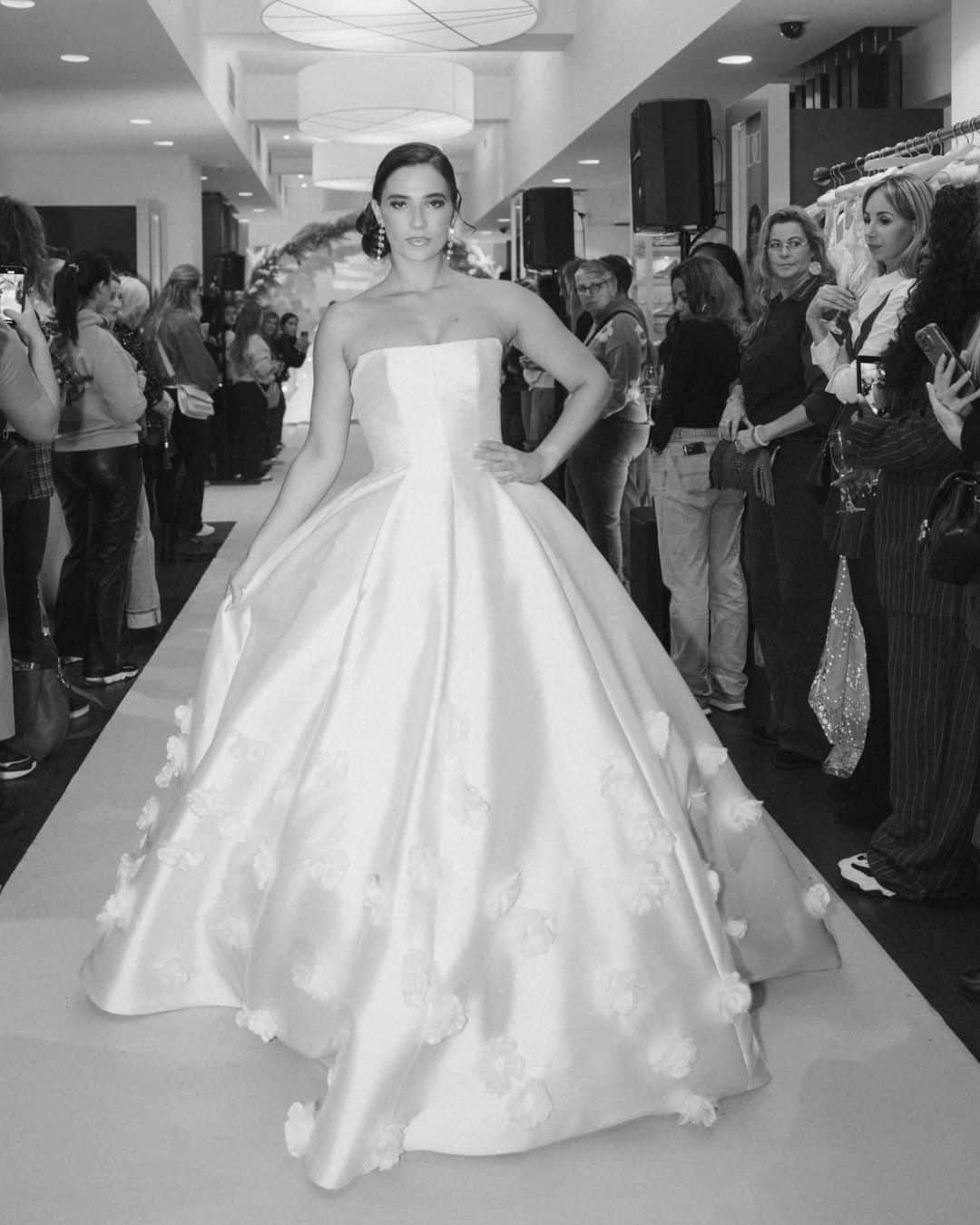 Model met satijnen prinsessenjurk met 3D bloemen bij Weddings show