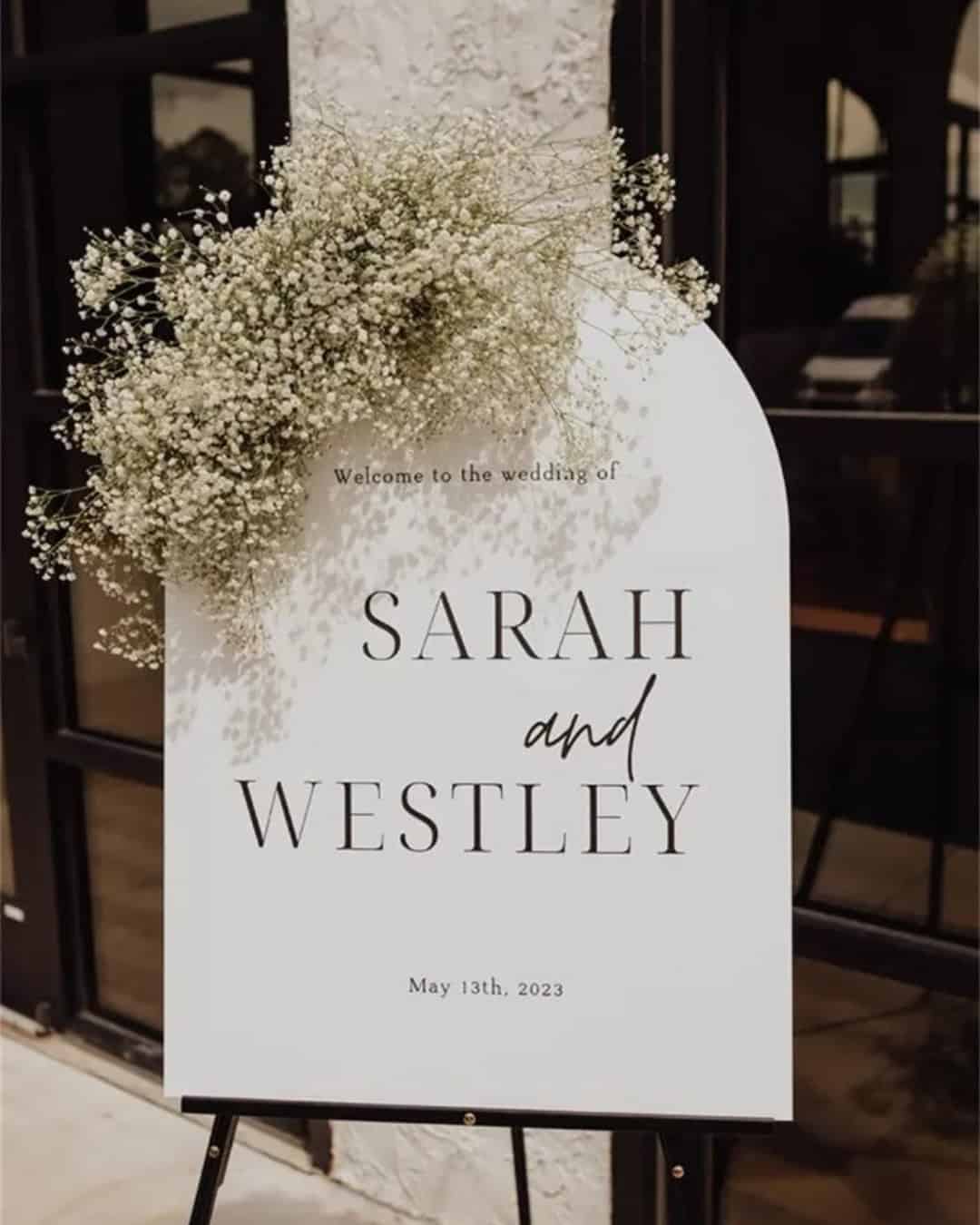 Bruiloft inspiratie minimalistic chic wedding welkomstbord wit met subtiele bloem details