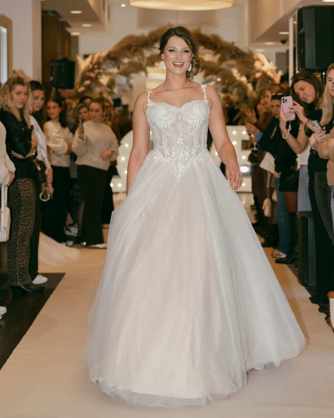 Model op de runway met a-lijn trouwjurk van Azuree