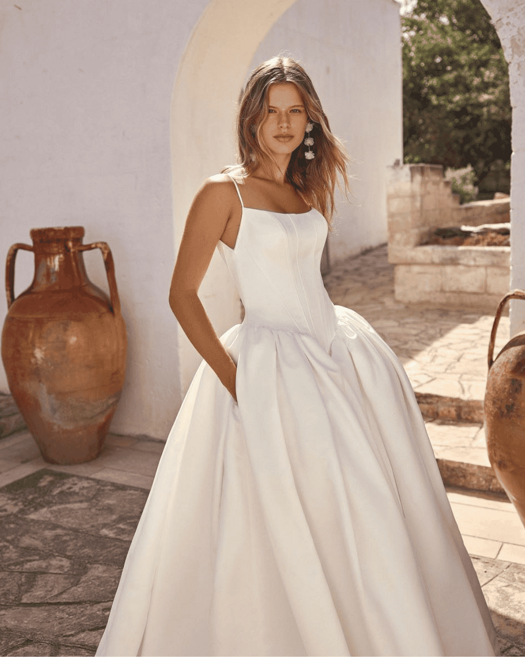 prachtige less is more trouwjurk van Modeca 