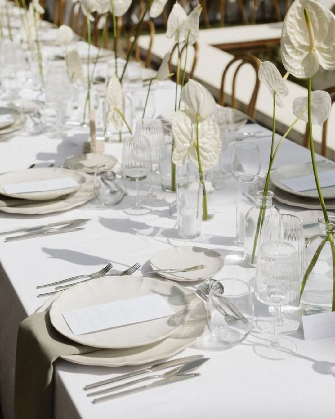 Bruiloft inspiratie minimalistic chic wedding witte bloemen glazen lichte en subtiele details
