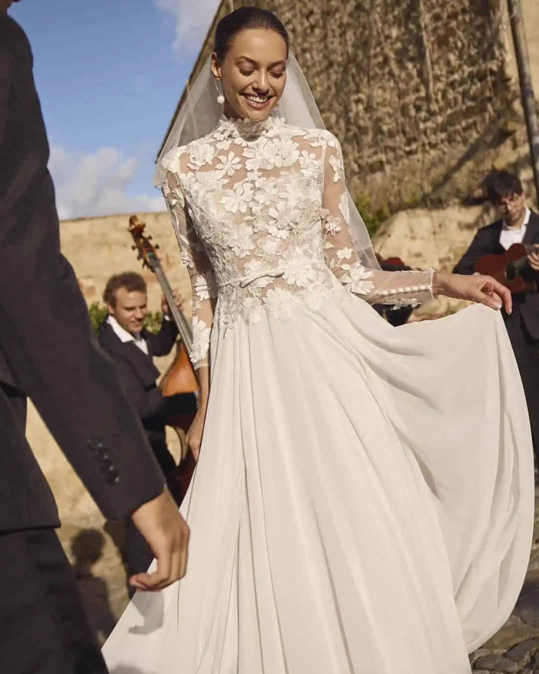 Bohemian kanten trouwjurk met hooggesloten top en lange mouwen gemaakt van kant en chiffon rok in A-lijn silhouet