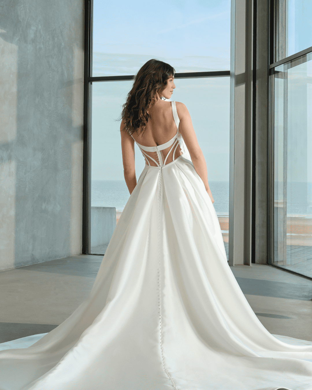 prachtige trouwjurk met open rug van Azuree voor een zomerbruiloft