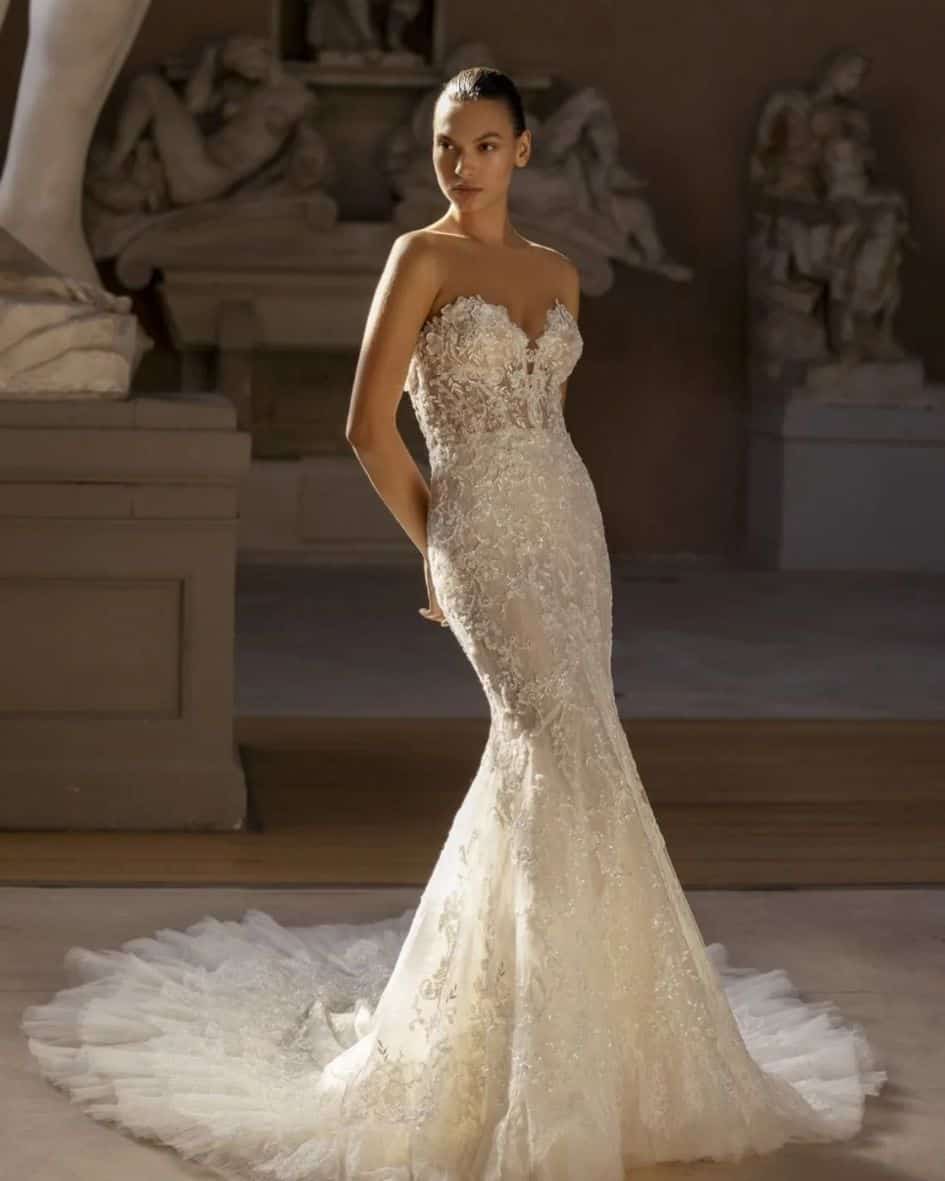 strapless fitted trouwjurk van kant en beading van Modeca
