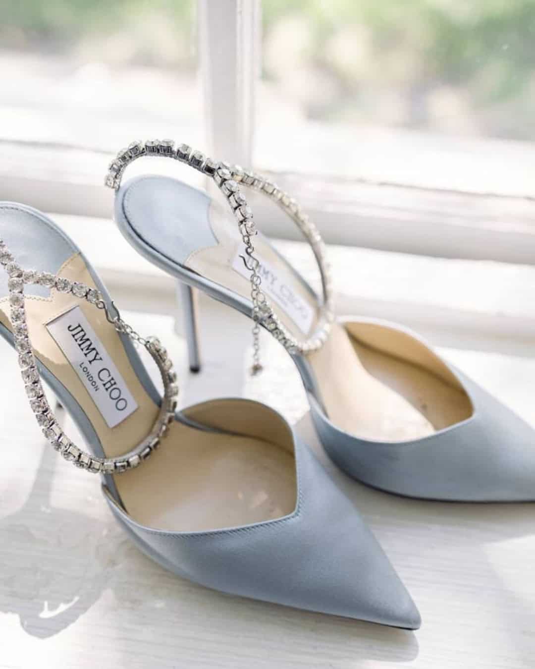 Blauwe bruidsschoenen van Jimmy Choo voor de traditie something old something new something borrowed and something blue