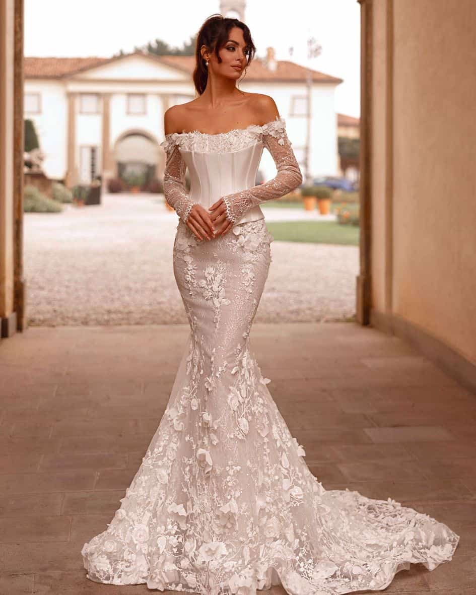 Strakke trouwjurk met lange mouwen en corset