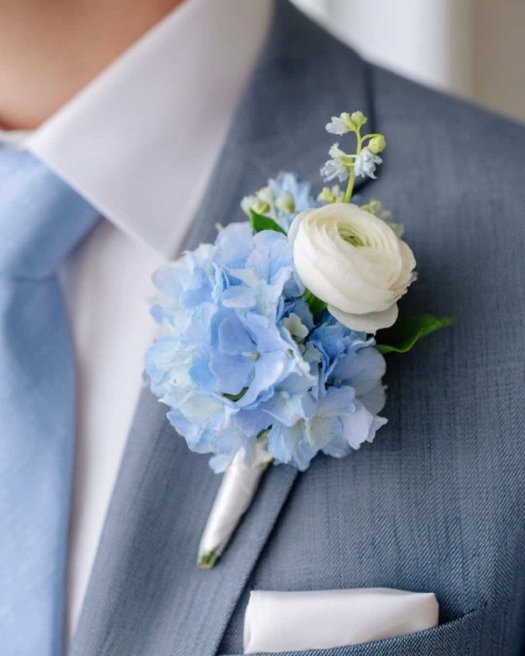 Blauw met wit corsage voor de man zijn trouwpak op de bruiloft. 