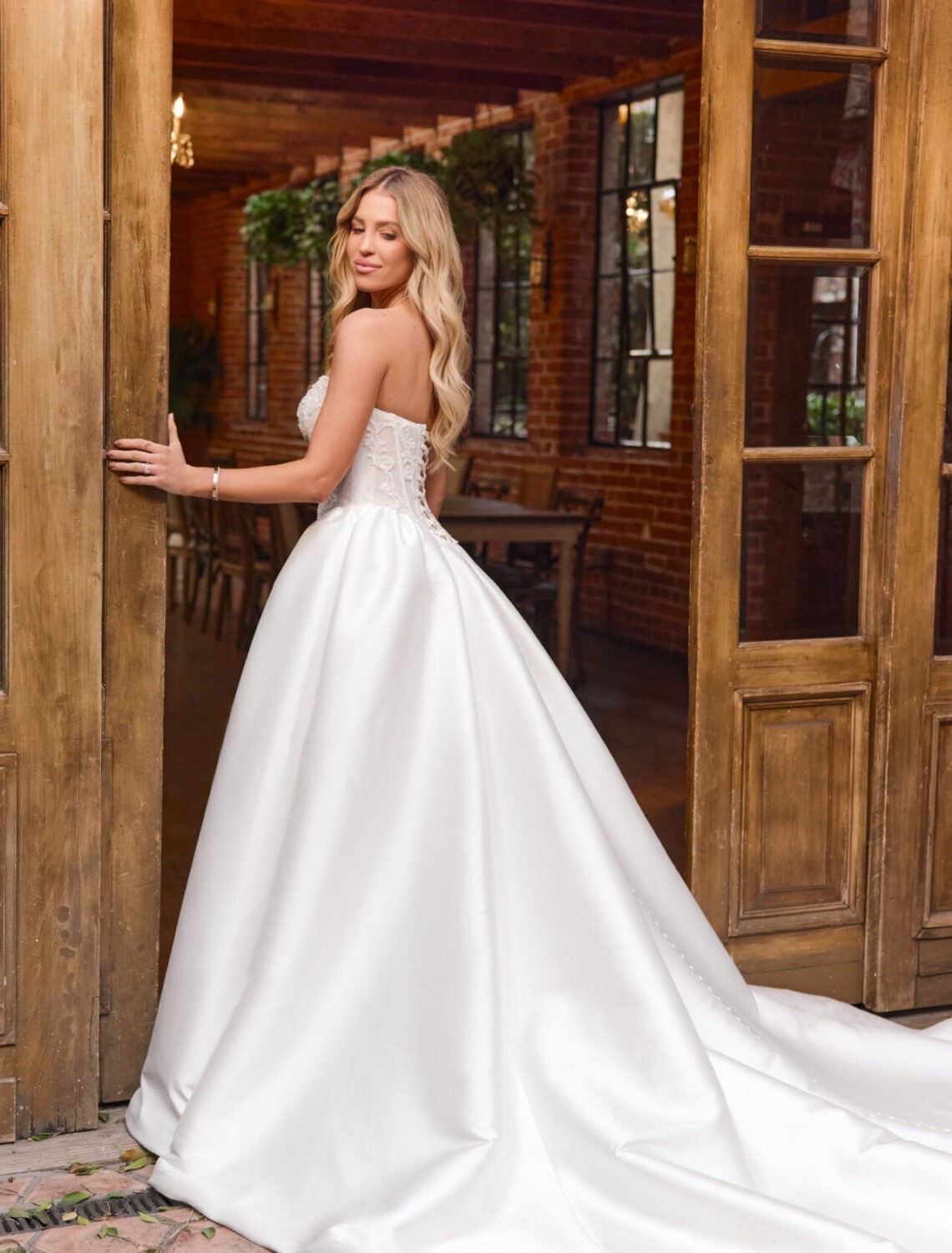 Trouwjurk D4332 van Essense of Australia kopen bij Weddings 5