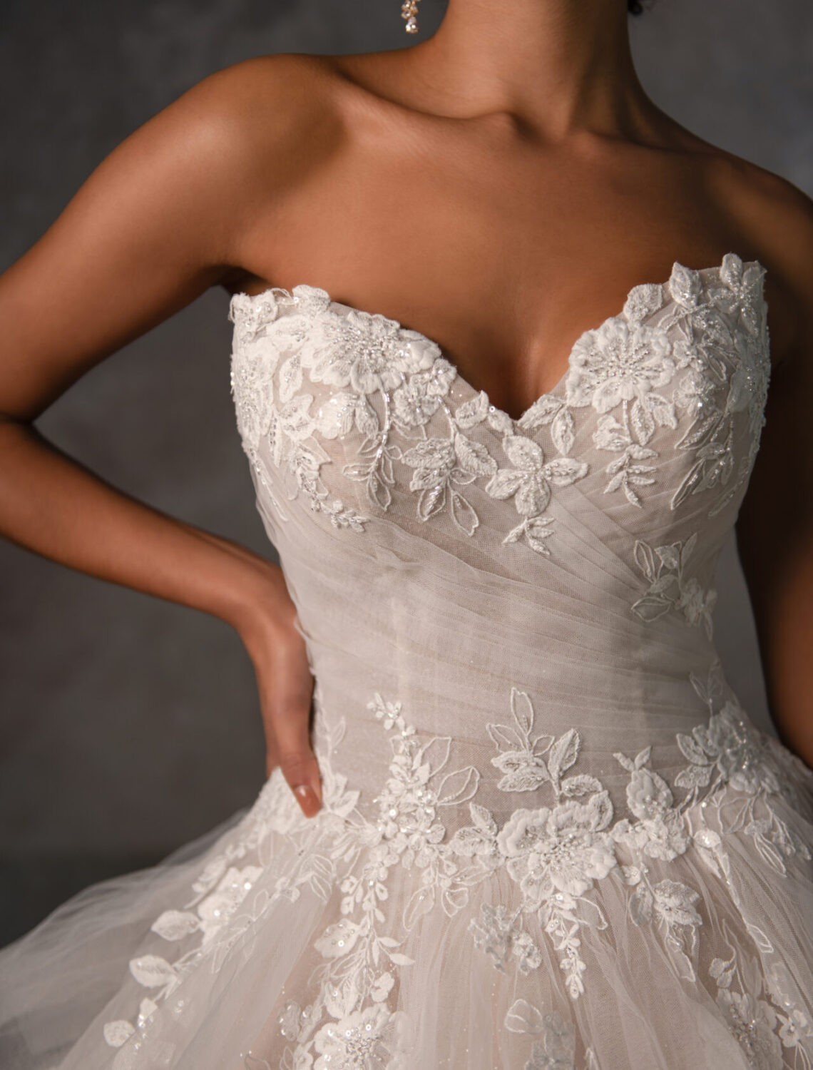 Trouwjurk D4345 van Essense of Australia kopen bij Weddings 3