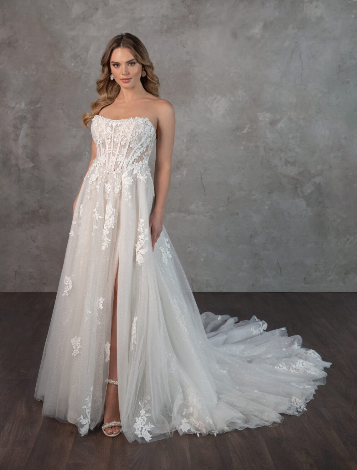 Trouwjurk D4360 van Essense of Australia kopen bij Weddings 3
