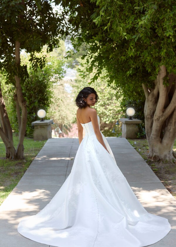 Trouwjurk D4407 van Essense of Australia kopen bij Weddings 5
