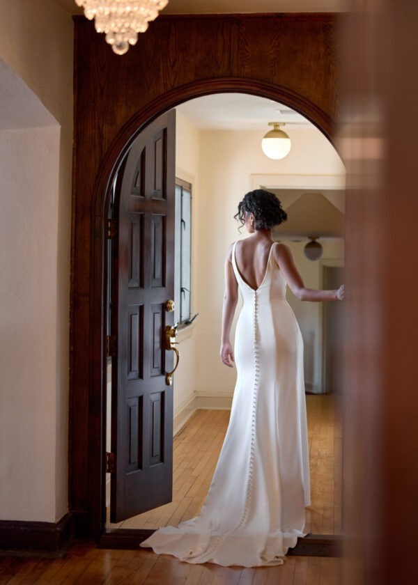 Trouwjurk D4439 van Essense of Australia kopen bij Weddings 3