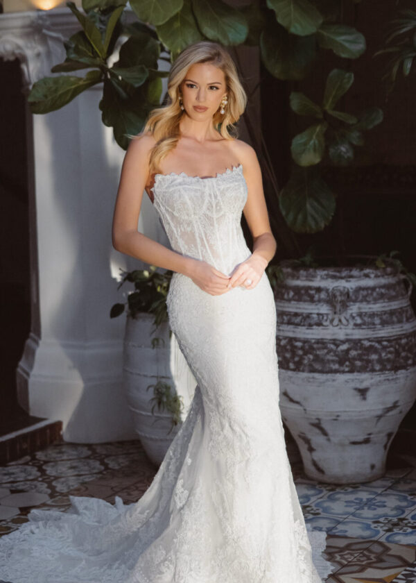 Trouwjurk D4541 van Essense of Australia kopen bij Weddings 3