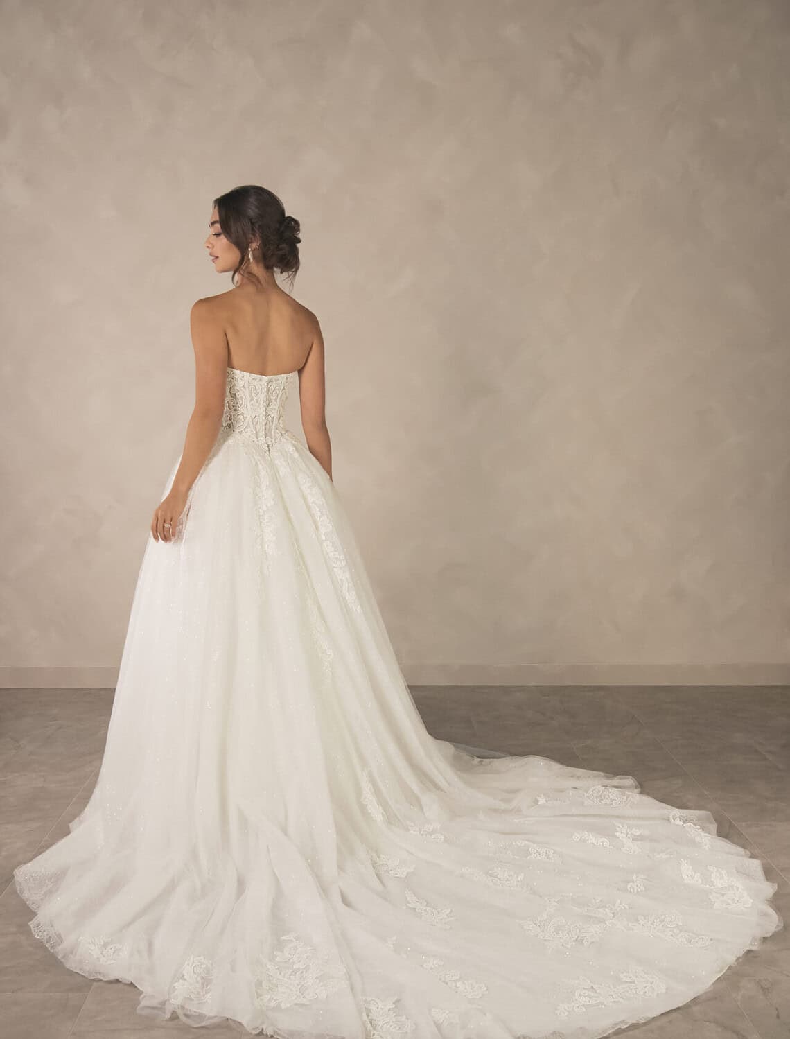 Trouwjurk D4553 van Essense of Australia kopen bij Weddings 4
