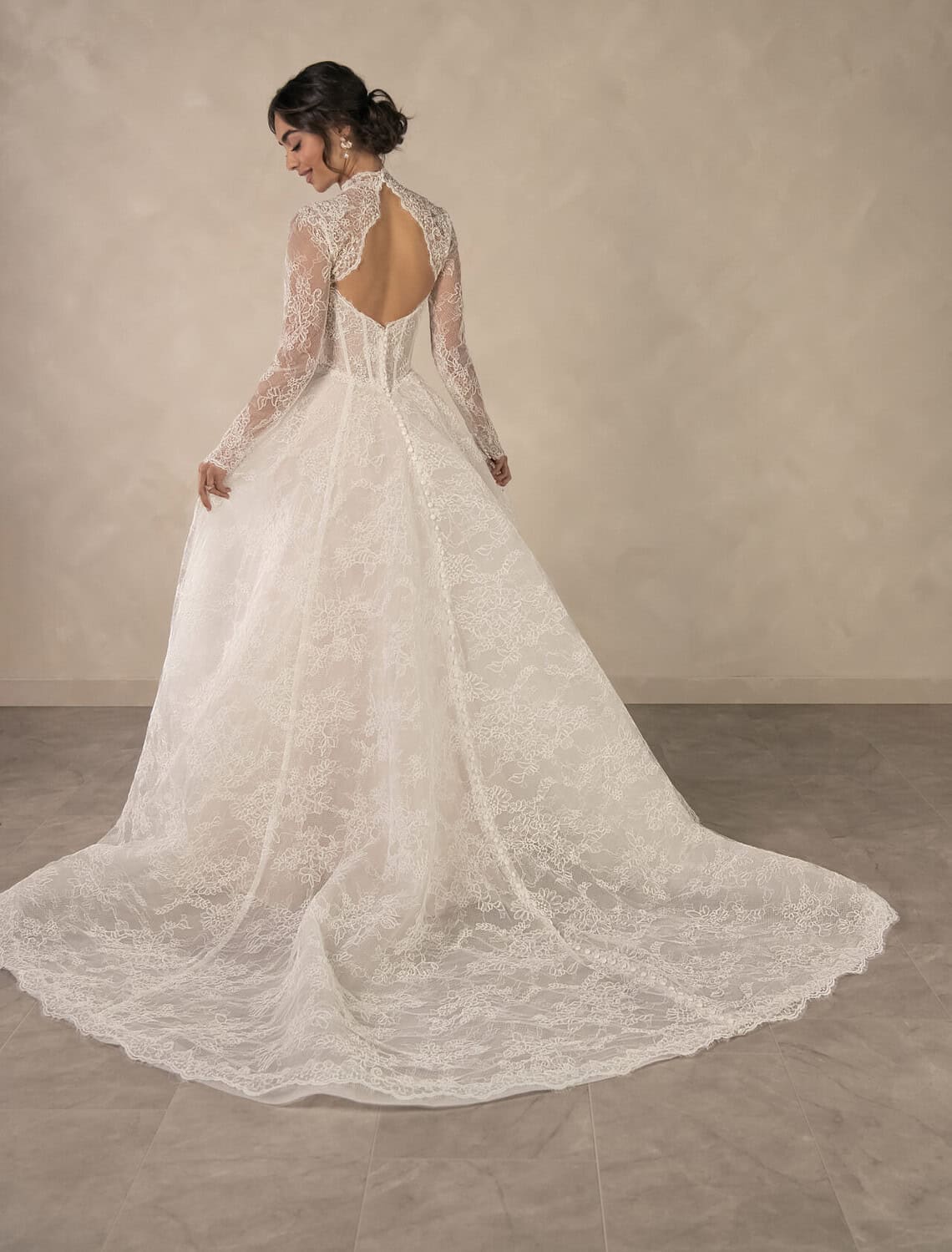Trouwjurk D4554 van Essense kopen bij Weddings 5
