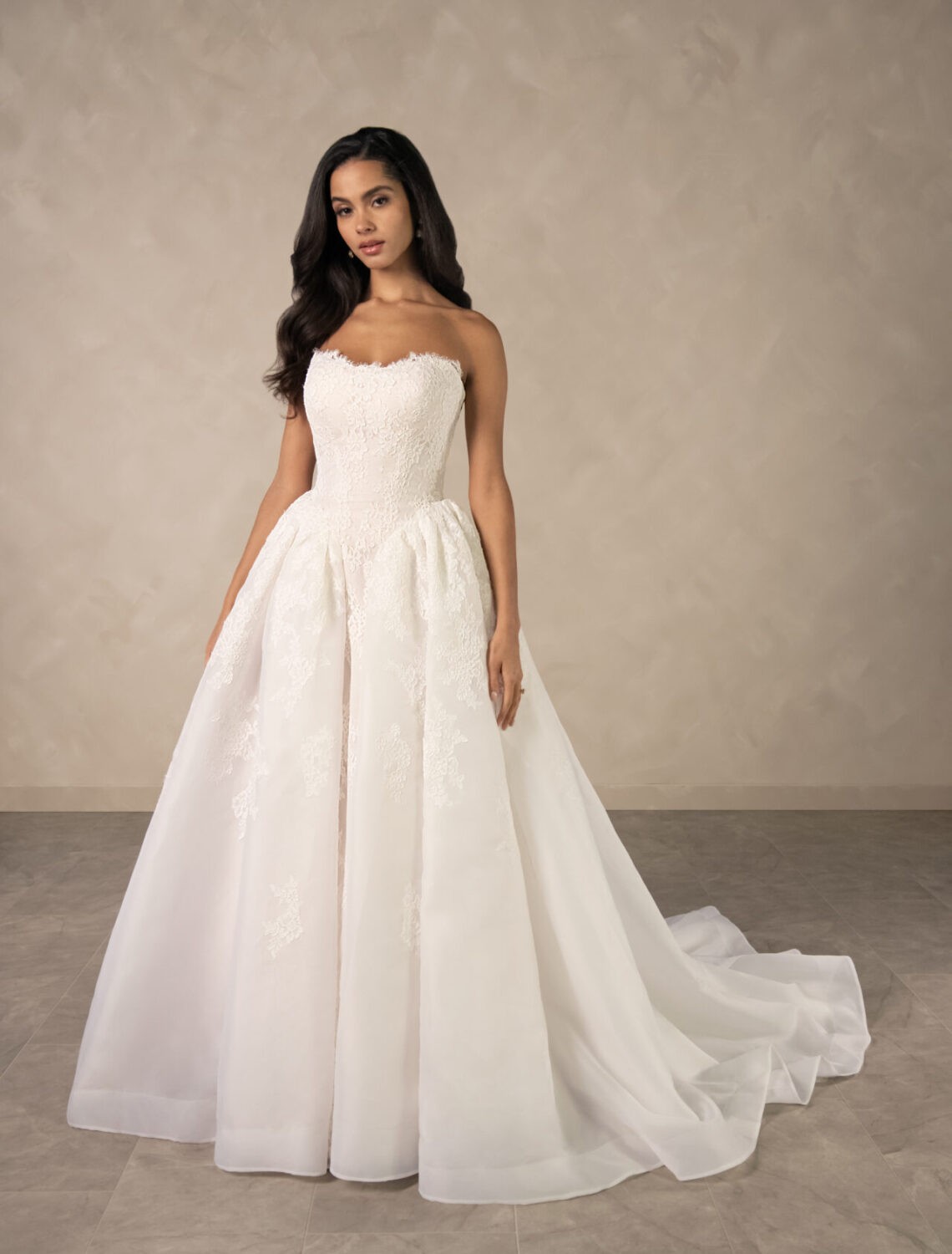 Trouwjurk D4573 van Essense of Australia kopen bij Weddings 3
