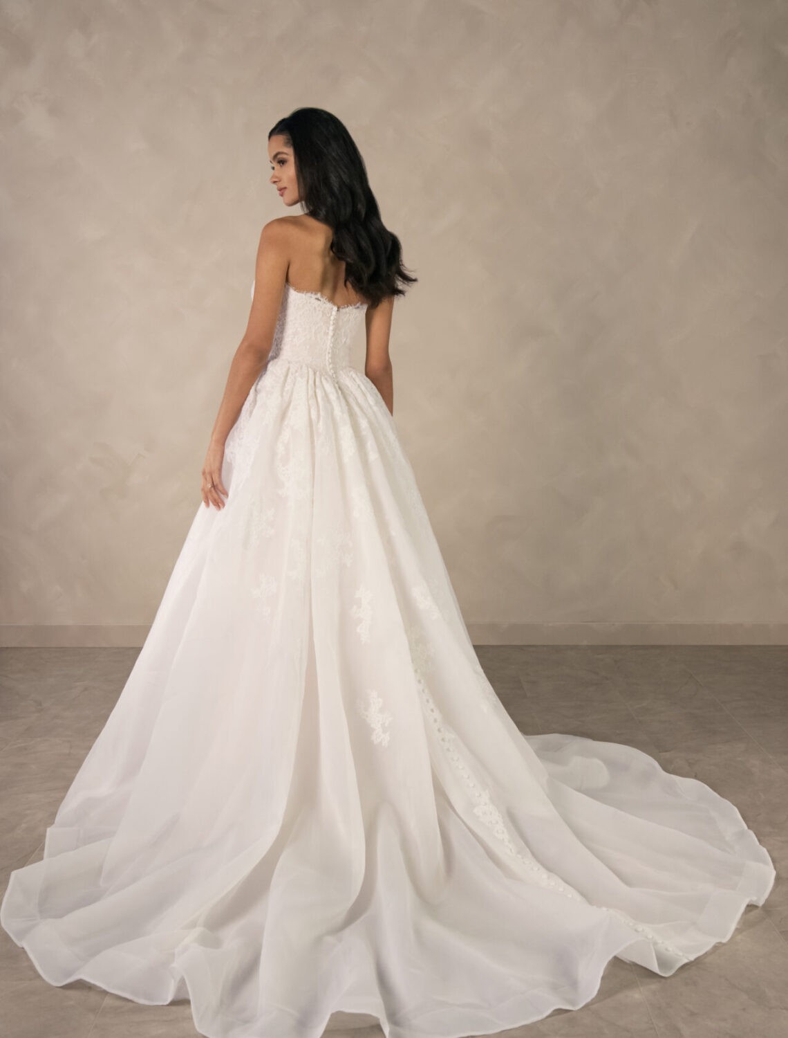 Trouwjurk D4573 van Essense of Australia kopen bij Weddings 4