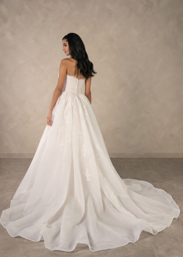Trouwjurk D4573 van Essense of Australia kopen bij Weddings 4