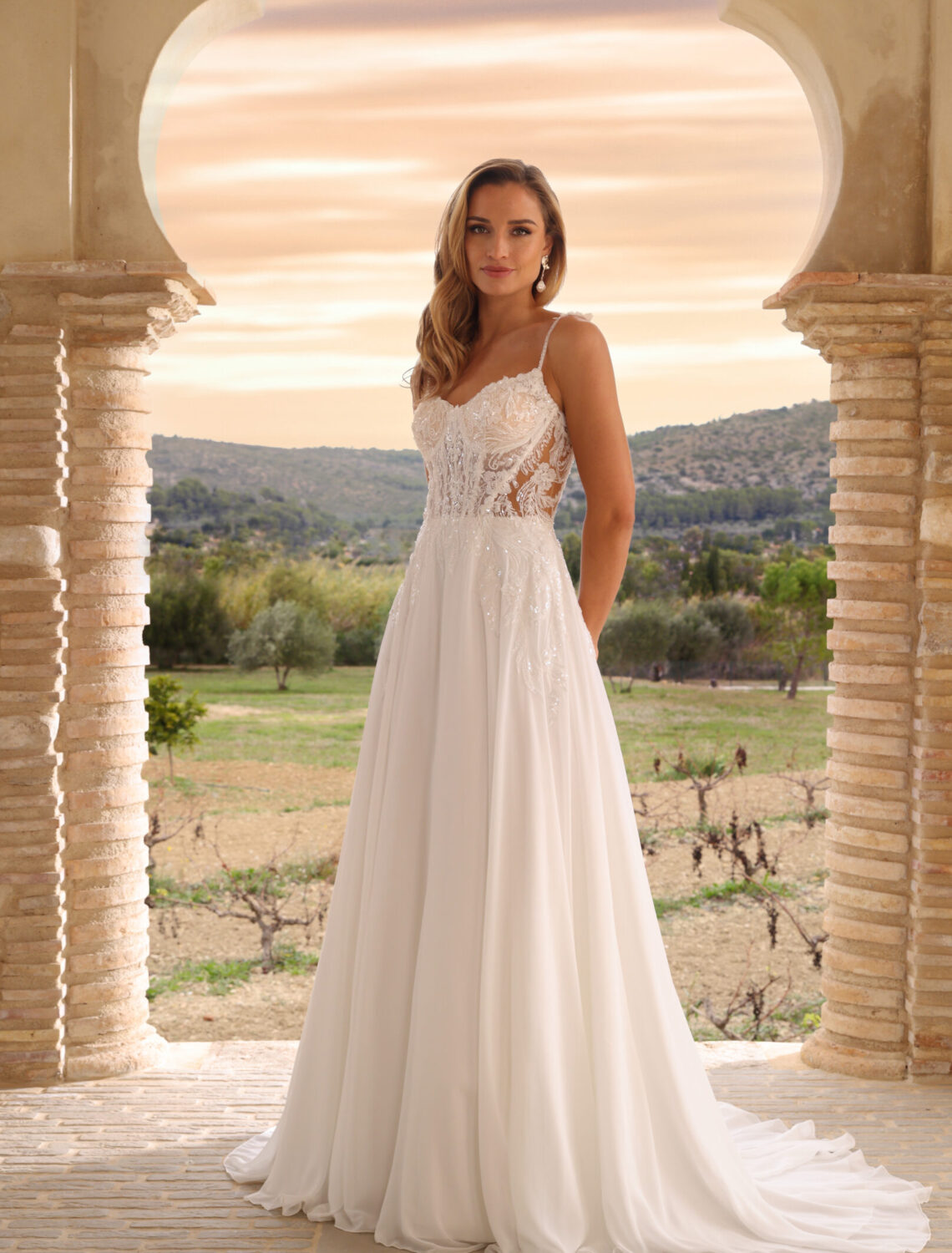 Trouwjurk Fauna van Azuree kopen bij Weddings 3