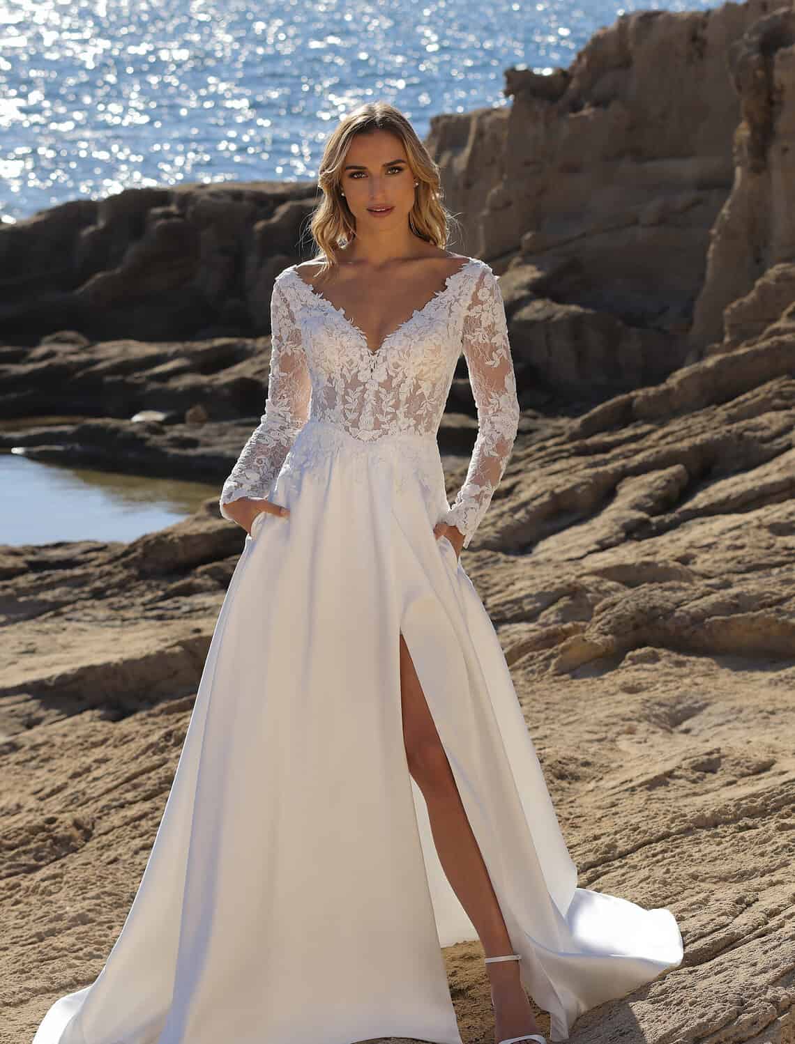 Trouwjurk Favor van Azuree kopen bij Weddings 4