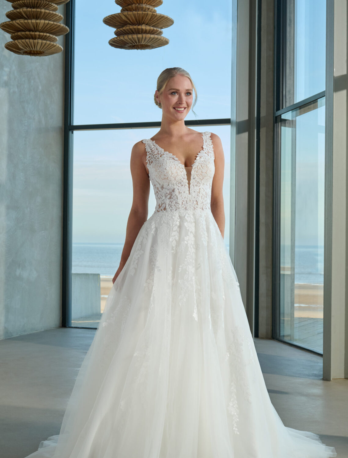 Trouwjurk February van Azuree kopen bij Weddings 3