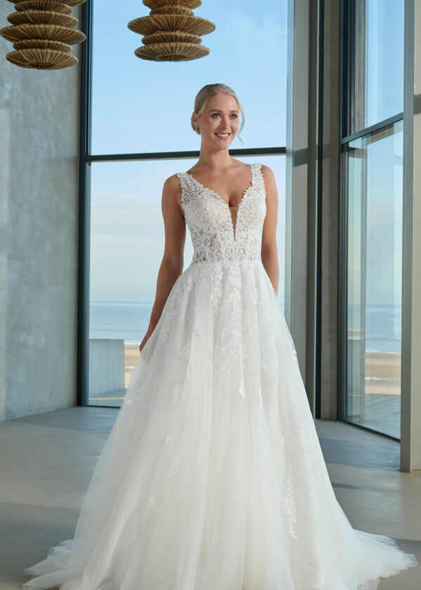 Trouwjurk February van Azuree kopen bij Weddings 3