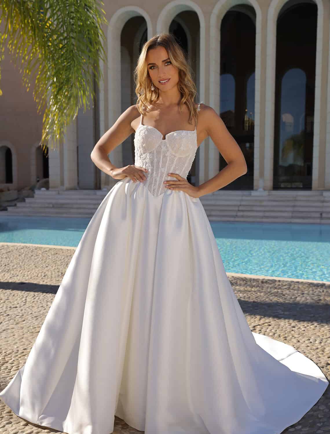 Trouwjurk Fleetwood van Azuree kopen bij Weddings 3