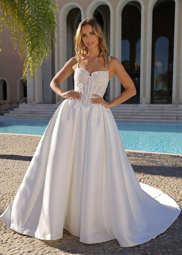 Trouwjurk Fleetwood van Azuree kopen bij Weddings 3