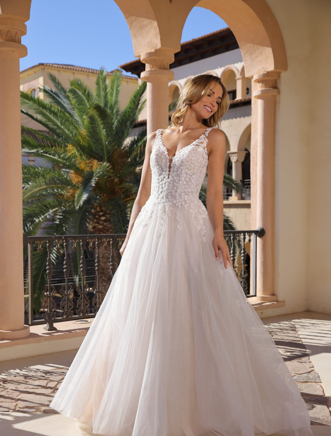 Trouwjurk Flora van Azuree kopen bij Weddings 3