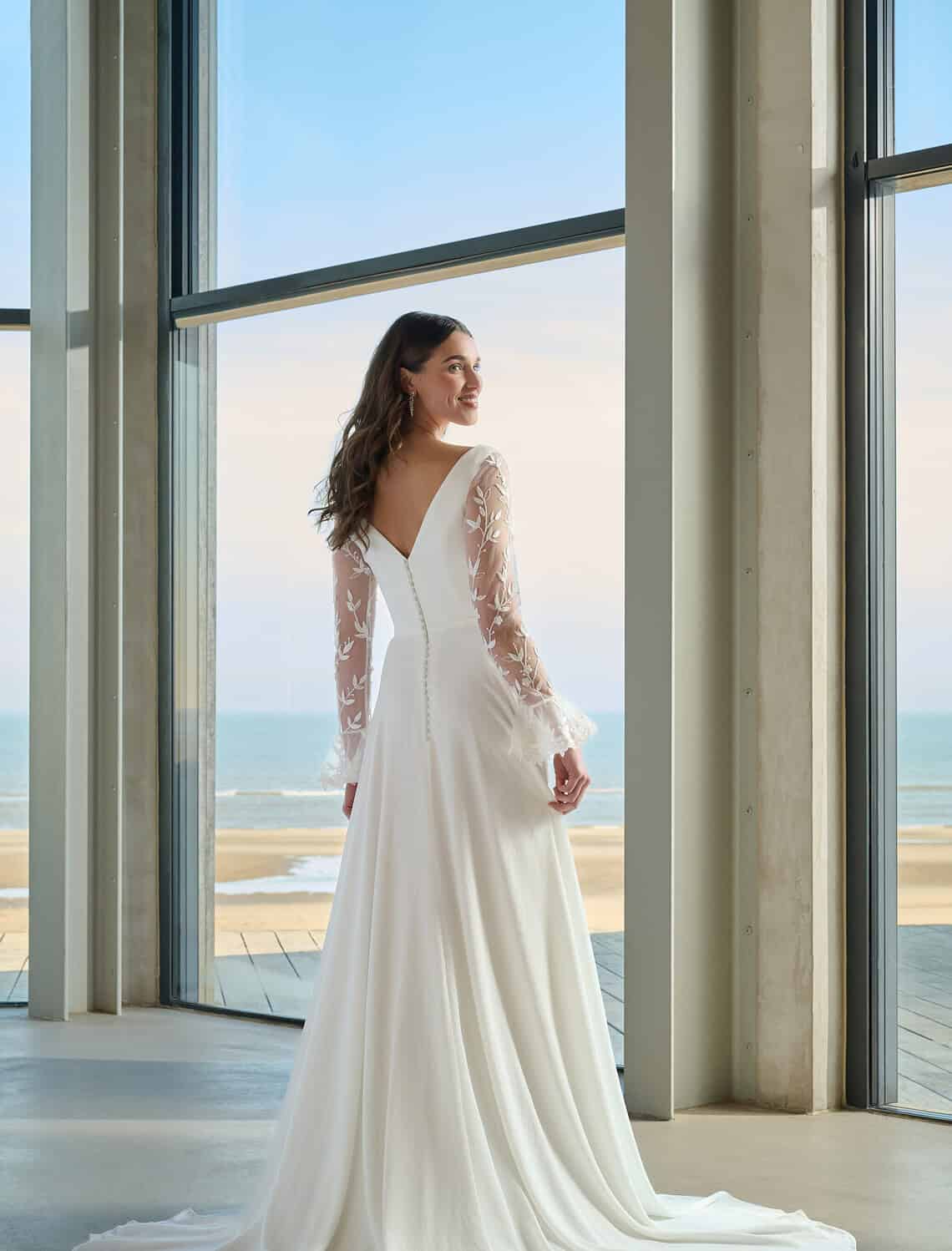 Trouwjurk Lazaro van Azuree kopen bij Weddings 1