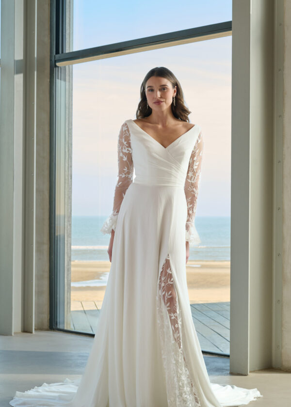 Trouwjurk Lazaro van Azuree kopen bij Weddings 3