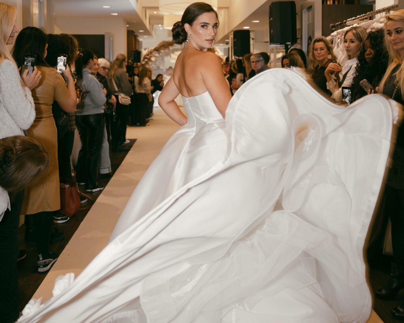 Foto model in satijnen prinsessenjurk bij Weddings show