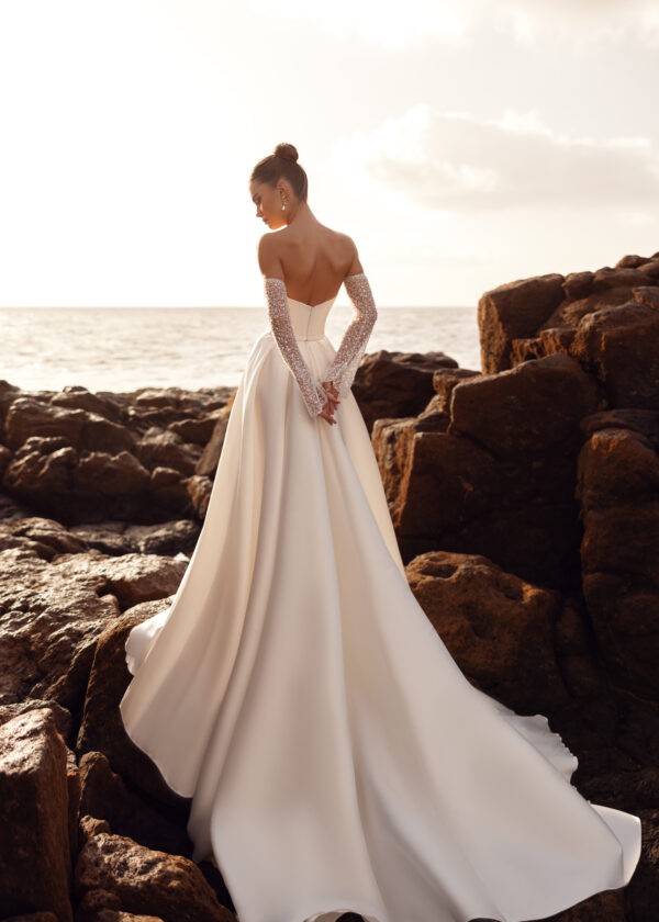 Trouwjurk Sarabi van DAMA Couture kopen bij Weddings 3