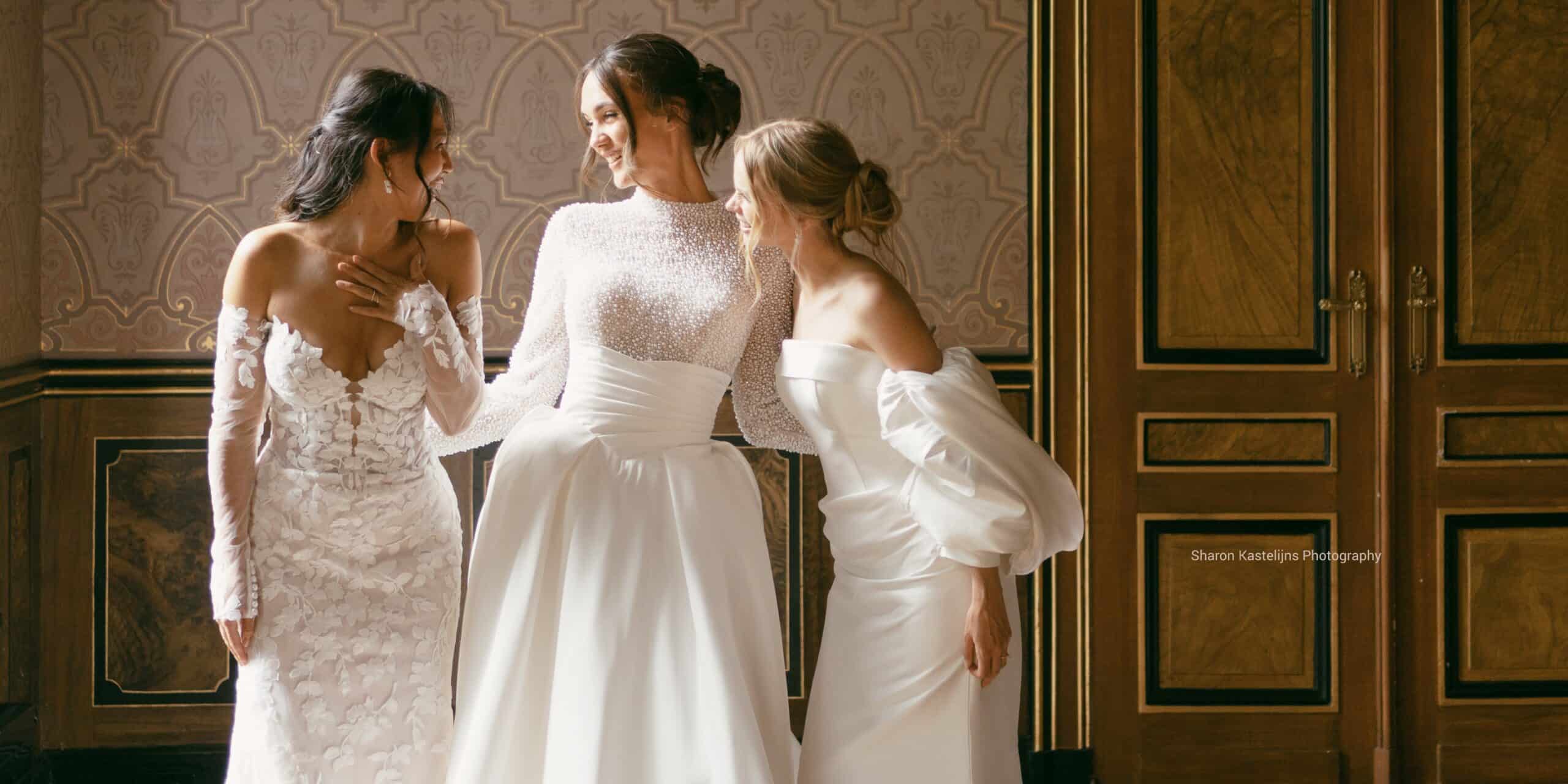 Drie bruiden in trouwjurken van Weddings bruidsmode van het merk Tina Valerdi