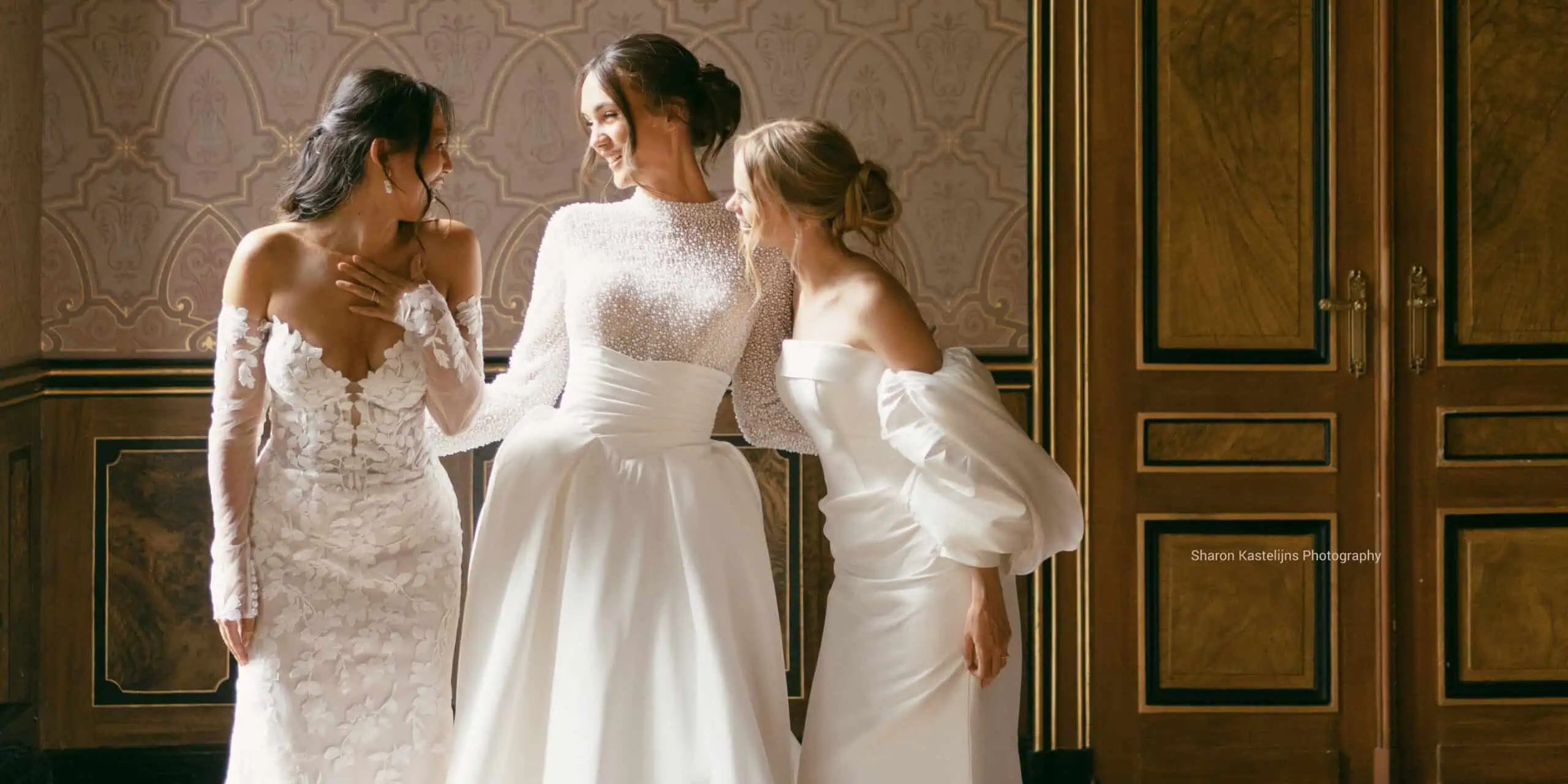 Drie bruiden in trouwjurken van Weddings bruidsmode van het merk Tina Valerdi
