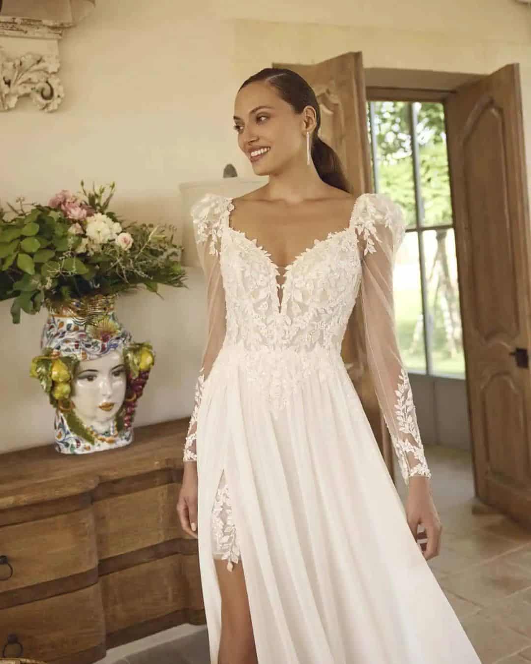 Trouwjurk met lange mouwen en split met korte onderjurk