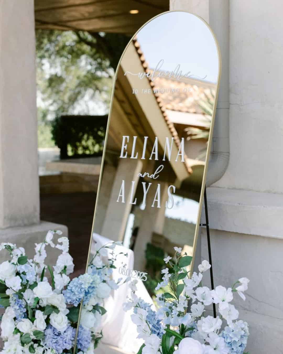 Bruiloft inspiratie coastal & mediterranean wedding welkomstbord wit met bloem bloem details